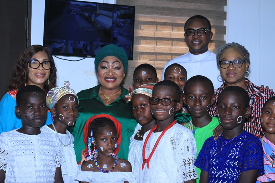 La Présidente du CAUFEMCIP l’honorable TRAORÉ MARIAME, accompagnée d’une forte délégation, a participée à une MESSE D’ACTION DE GRÂCE AU SEIGNEUR A L’ÉGLISE SAINTE JEANNE D’ARC DE TREICHVILLE.